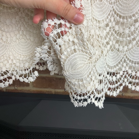 a.n.a Crochet Lace Scalloped White Elastic Shorts, Size M - Picture 6 of 8